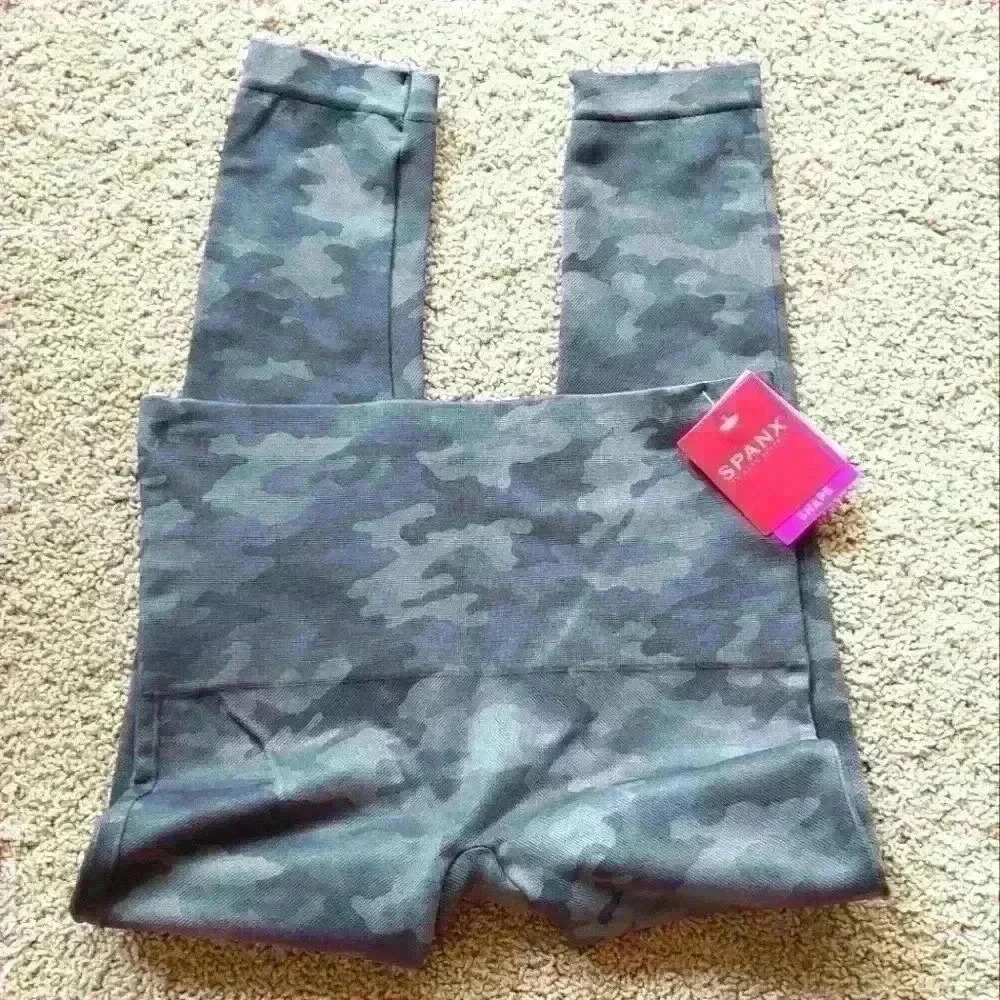 NWT SPANX CROPPED SAGE CAMO LEGGINGS. SIZE MEDIUM.